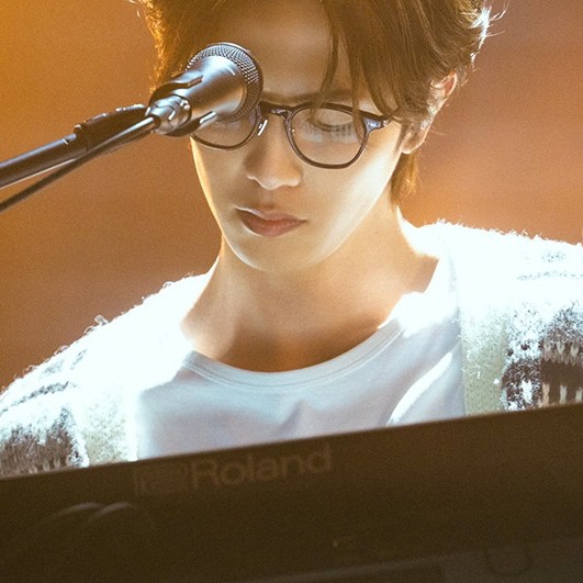 演員志尊淳在《玻璃之心》眼鏡姿帥出新高度！撐過重病、擺脫低潮，成為炙手可熱的明星