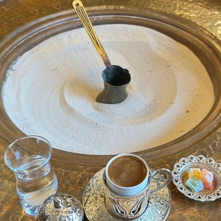 下北澤的土耳其咖啡專賣店「THE MOSQUE COFFEE」！從細砂湧出的魔法咖啡帶你走入中東神秘世界