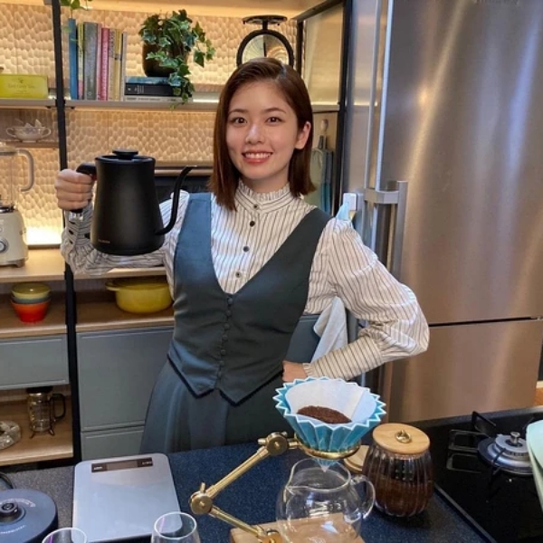 人氣直線上升的演員小芝風花演活《靈媒偵探城塚翡翠》的可愛助理！她的必看日劇還有這些