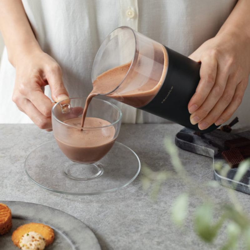 明治與麗克特聯名推出巧克力飲料機，一個按鍵就能簡單完成暖身又暖心的巧克力飲
