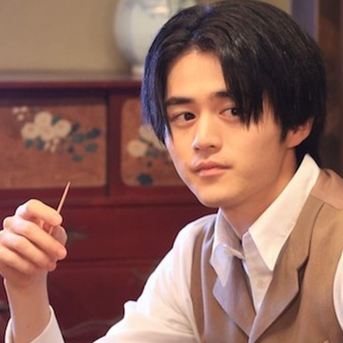 散發溫柔氣息的演員鈴鹿央士,在日劇《解謊偵探少女》扮演名偵探!