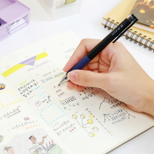 開學季來臨!鉛筆盒中一定要有最咕溜好寫的「超級果汁筆」吧?百樂別針贈送活動也別錯過