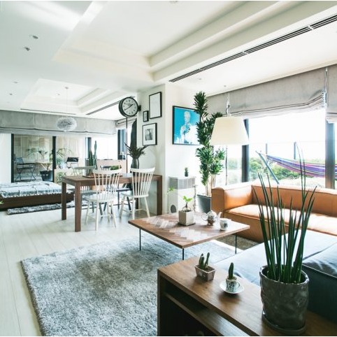 簡單幾樣家具，讓沙發區變得舒適又時尚