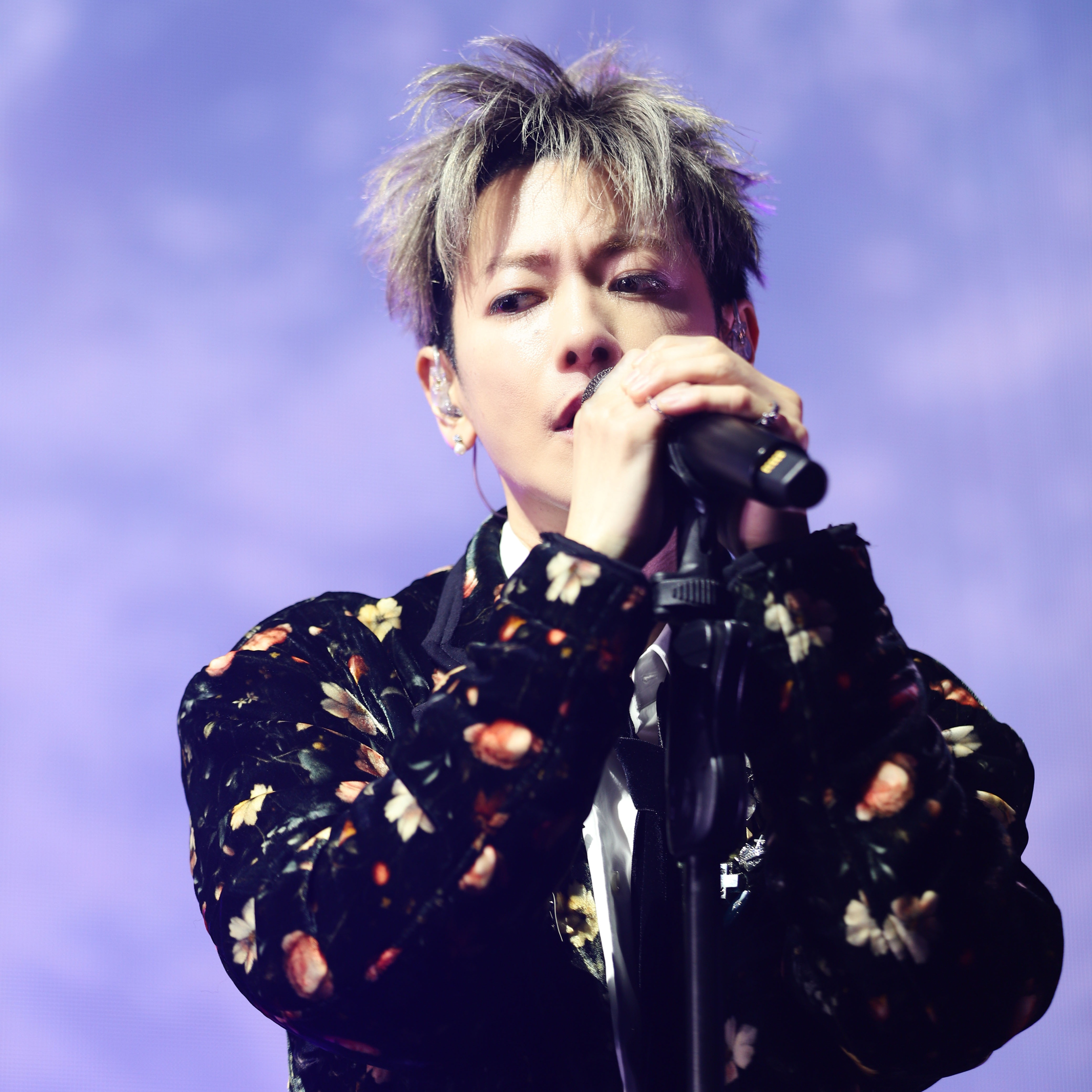 佐藤健《玻璃之心》見面會驚喜不斷！現學現賣「ㄍㄟˋ婚」撩粉，更加碼從6樓繞場互動