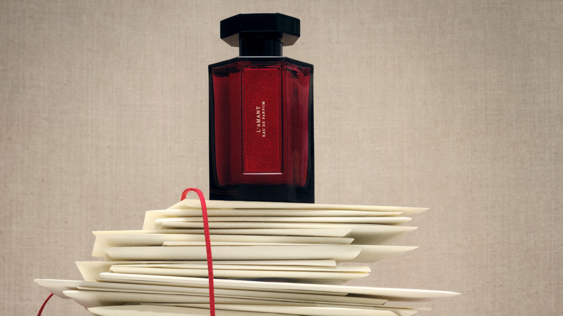 2026年最有故事的香水登場！法國小眾香水阿蒂仙 L’Artisan Parfumeur 50週年力作！《墨夜私語淡香精》把「情書」寫進肌膚