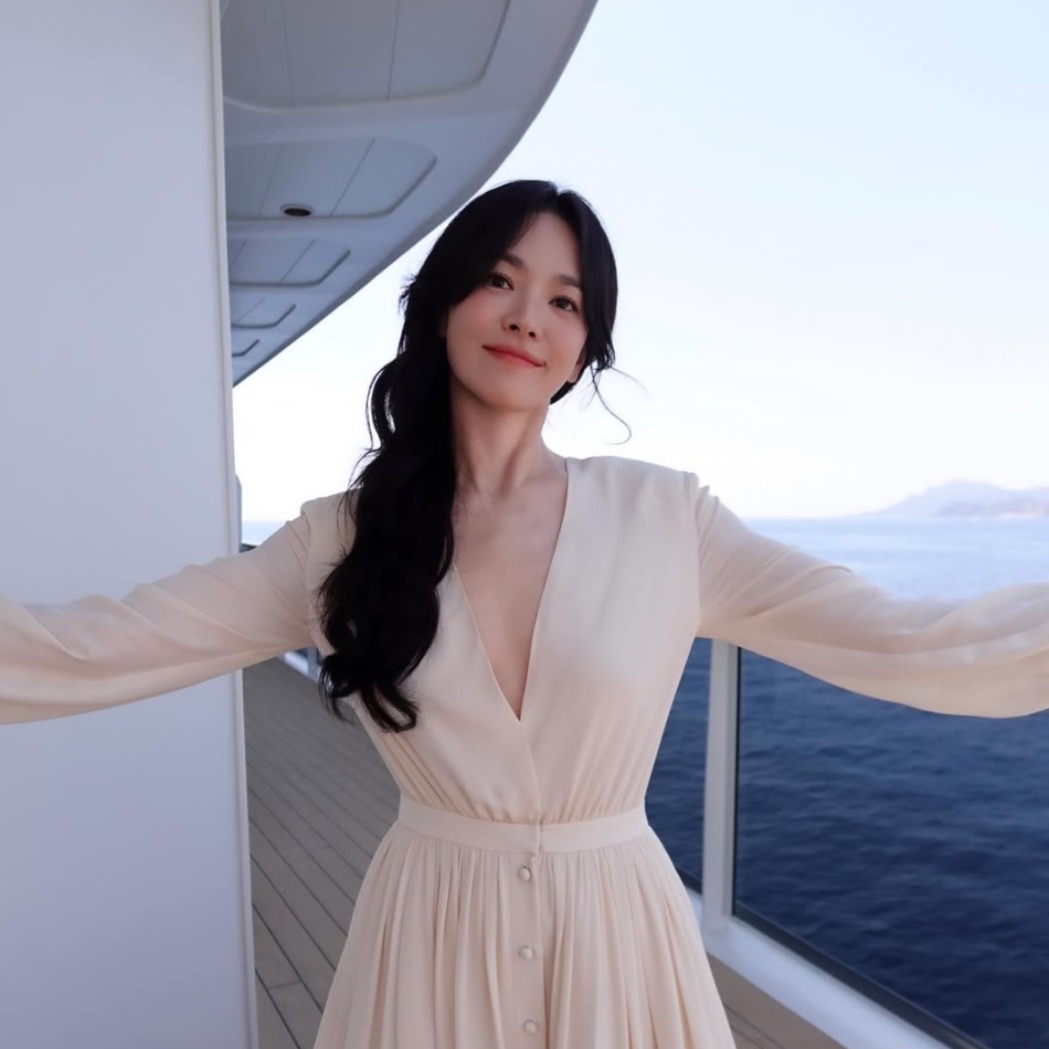 宋慧喬IG曝光地中海奢華假期！登上東方快車豪華遊艇　同款嬌蘭唇彩、香氛全被搜爆