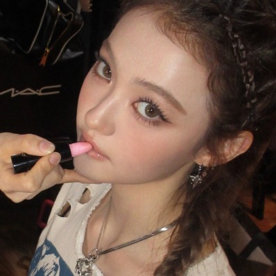 Jisoo、張員瑛、娜璉、Ella 同款彩妝被搶翻！迪奧玫瑰木唇彩、fwee水光奶油腮紅、M·A·C派對鑽光唇，女星的御用單品公開