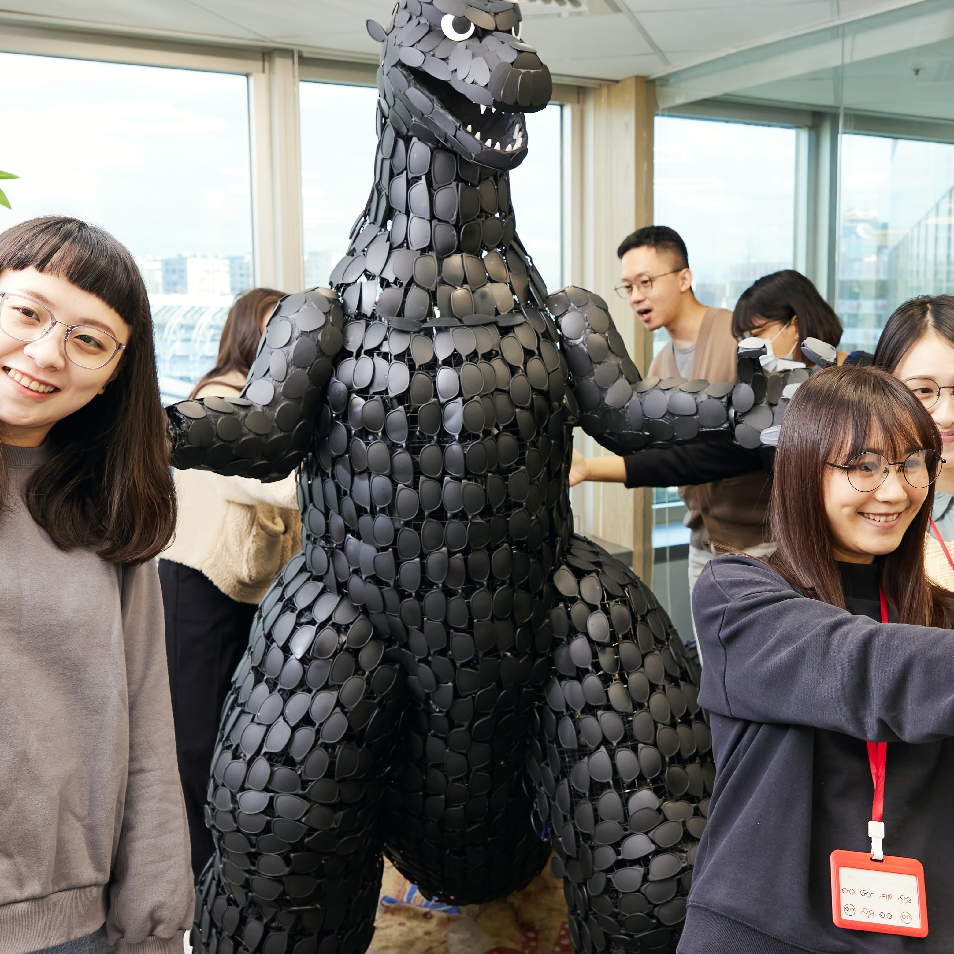 廢棄寶特瓶當原料環台巡展達陣 JINS總部歡迎「破鏡重生-哥吉拉」回娘家