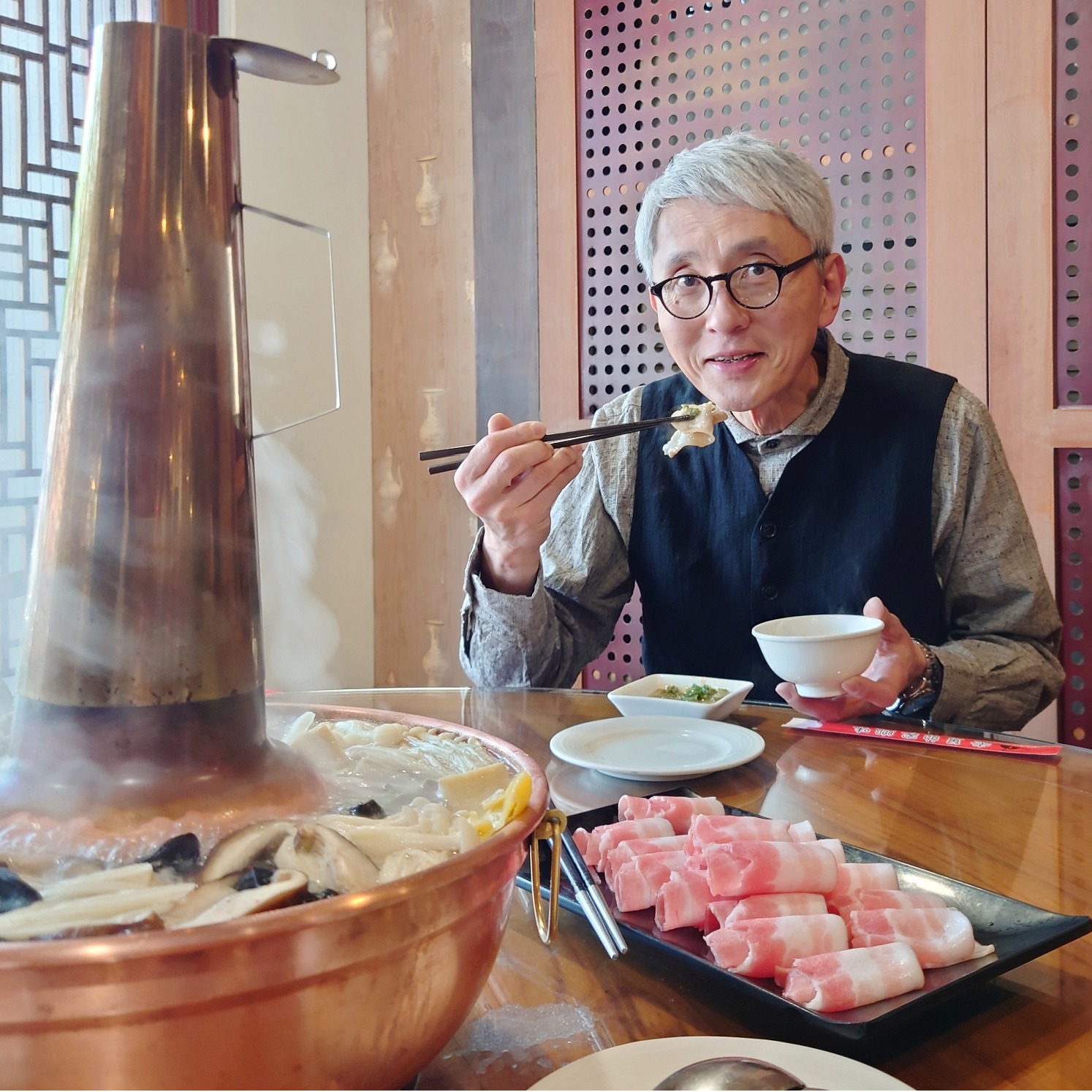 《電影版孤獨的美食家》松重豐來台大嗑酸菜白肉鍋 「台中初體驗」與97歲阿嬤相會直呼感動