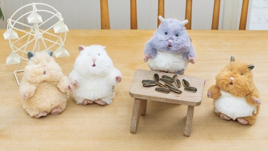 LIVHEART推出一臉呆滯放空的小倉鼠娃娃「はむにぎり」，療癒娃活新選擇