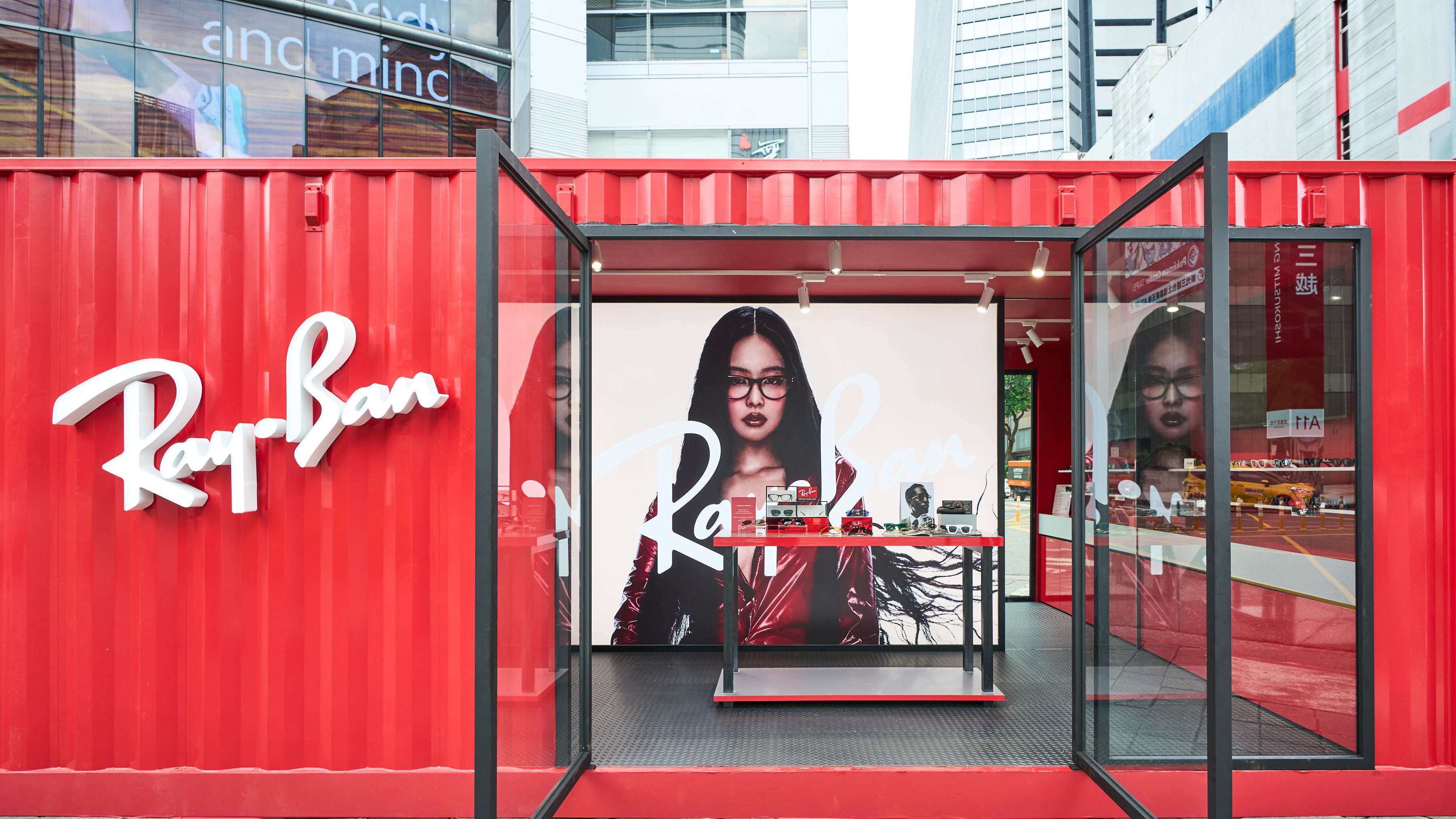 BLACKPINK Jennie同款眼鏡來了！Ray-Ban信義快閃登場，拍貼機、扭蛋、DJ派對一次玩