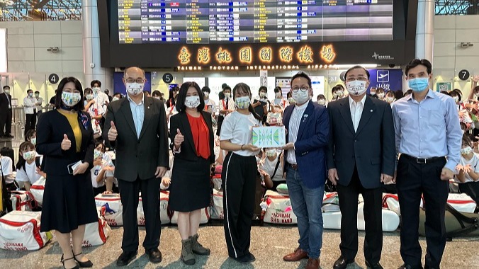 明天要趕回日本考試！國慶日驚豔全場的京都橘高校趕赴機場離台 文總送郵摺留念