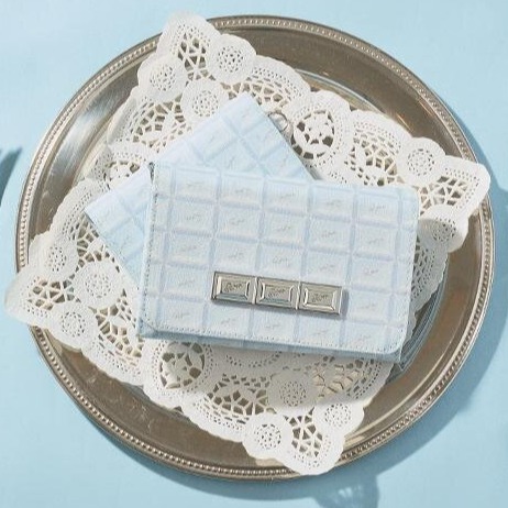 清新淡藍 X 甜美巧克力紋的夢幻組合 Q-pot.「海鹽巧克力」系列包款春季降臨