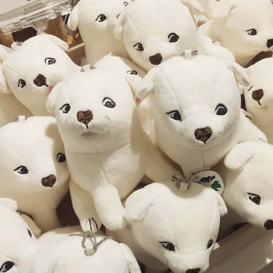 〈朝顔狗子図杉戸〉狗狗玩偶、遮光器土偶吊飾，各類歷史文物造型周邊就在上野「東京國立博物館」