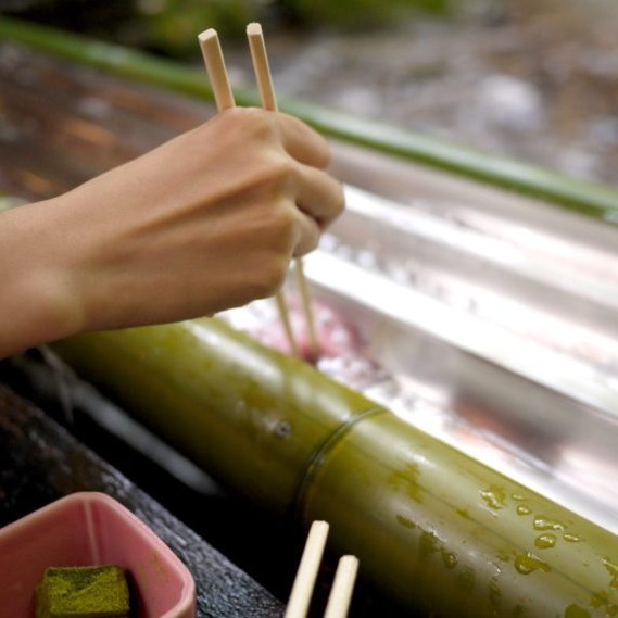體驗京都貴船名物「川床」流水細麵！光用看的就很消暑的日本素麵