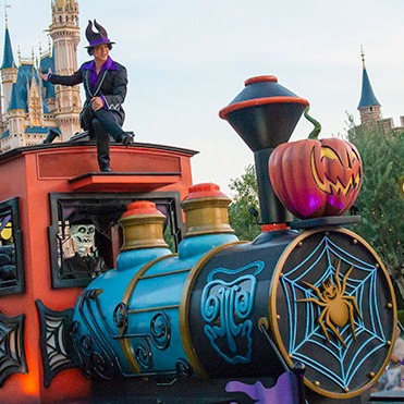 睽違三年再登場！迪士尼萬聖遊行反派手下復活，少女們再次瘋狂