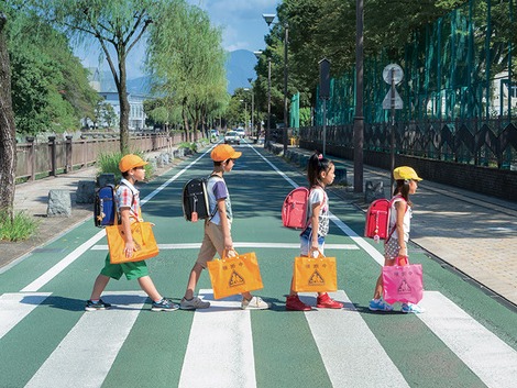 這個包包靜岡小學生才能擁有？地區限定的「過馬路注意包包」掀議題，其源自老爸的愛？