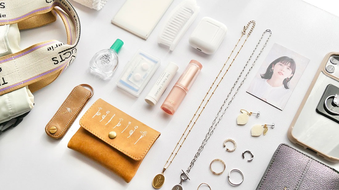 What's in my BAG？日本壓克力飾品設計師「otoniwa」包包開箱，輕巧無負擔的出門風格完美體現自身品牌理念