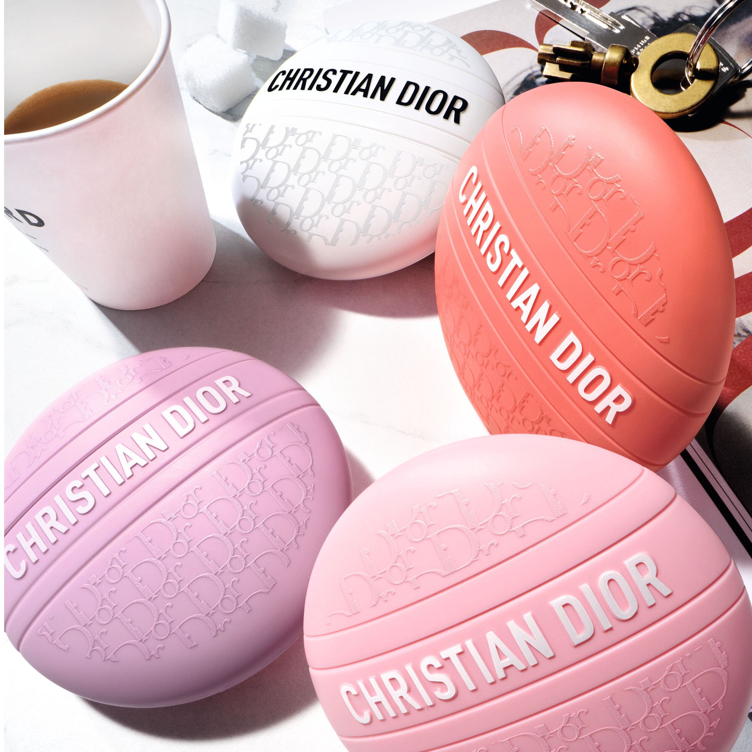 東京 3A 貴婦包包翻開都有這 3 樣！解析港區女子的精緻秘密：PRADA、YSL、DIOR限量美妝成為社交標配