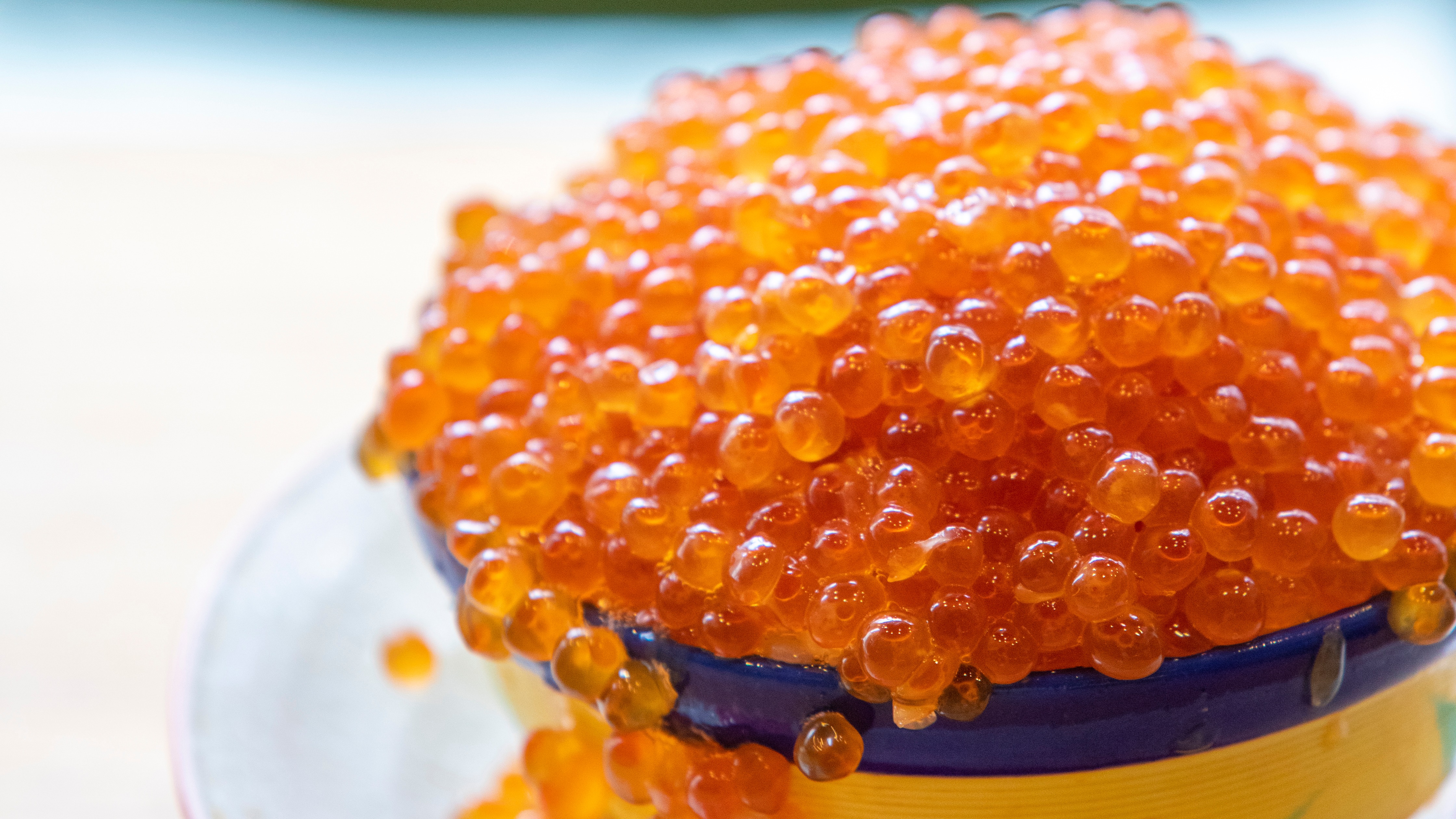 北海道直送海鮮與沖繩地魚強強合體！沖繩必吃壽司店推薦，還吃得到「滿溢鮭魚卵蓋飯」喔！