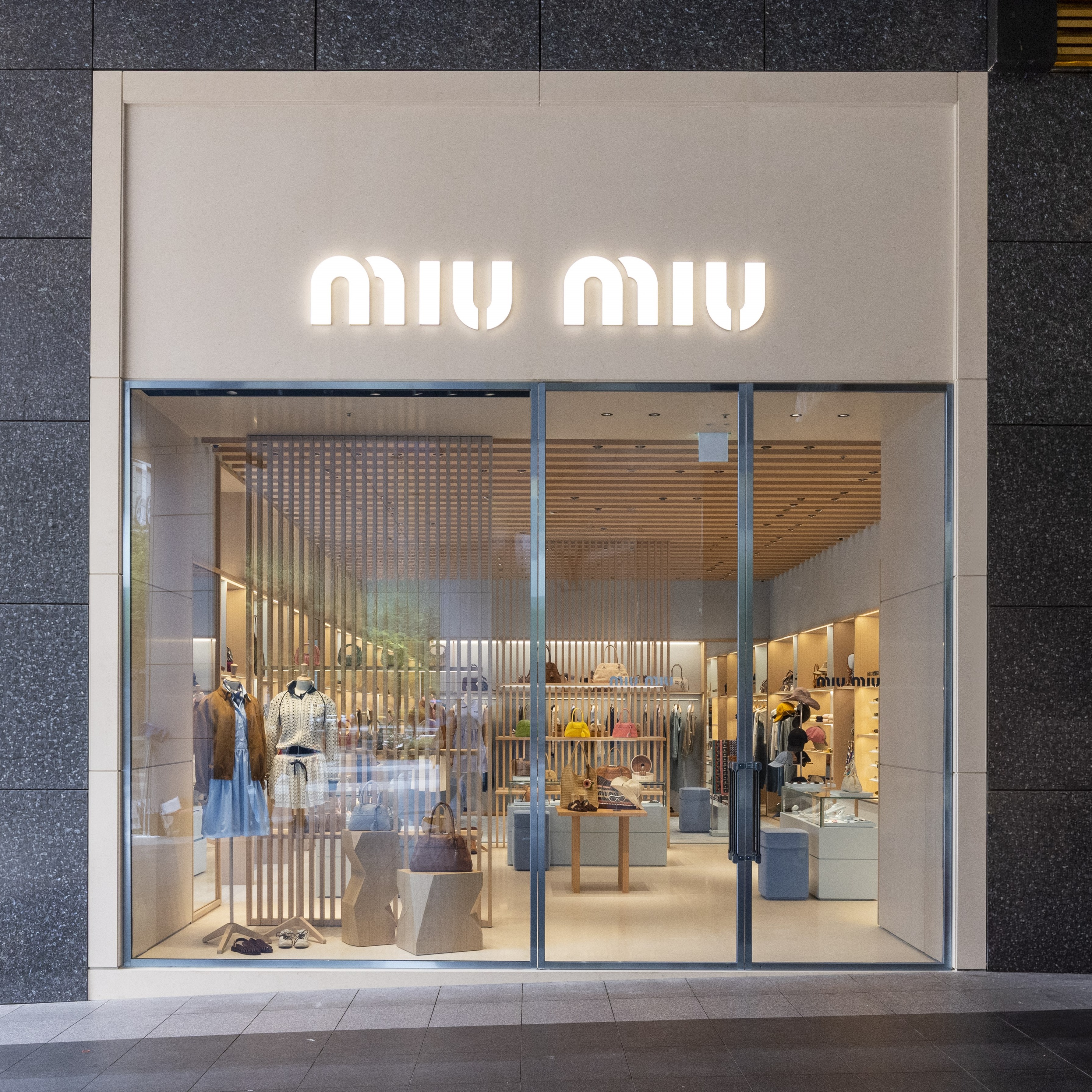 Miu Miu微風信義店盛大開幕！曾敬驊、李沐帶逛最新精品地標，話題Vivant包必買焦點