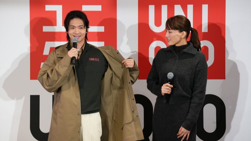 UNIQLO UMEDA梅田旗艦店開幕話題滿滿，松下洸平秀出「UMEDA」刺繡、綾瀨遙大讚「好可愛！」
