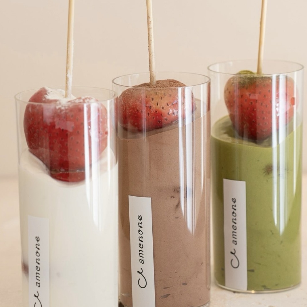 京都蘋果糖專賣店「フルーツ飴STAND amenone 」，推出創新吃法：草莓糖葫蘆沾醬？