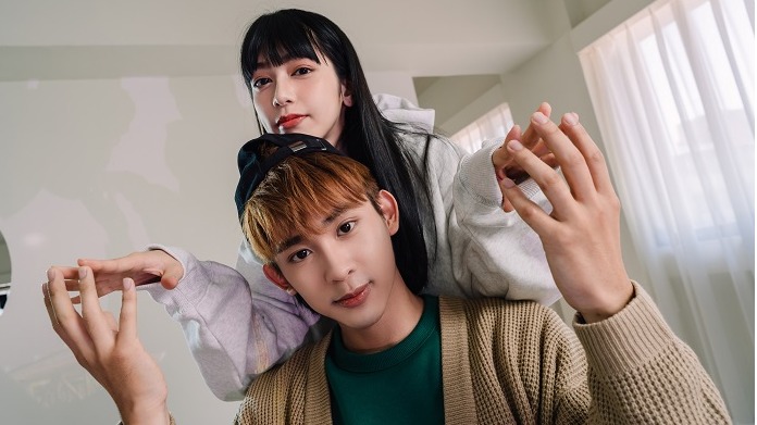 用力潮、放膽玩！ 穿上GU全新「SWEAT大學T／帽T系列」重回千禧年穿搭