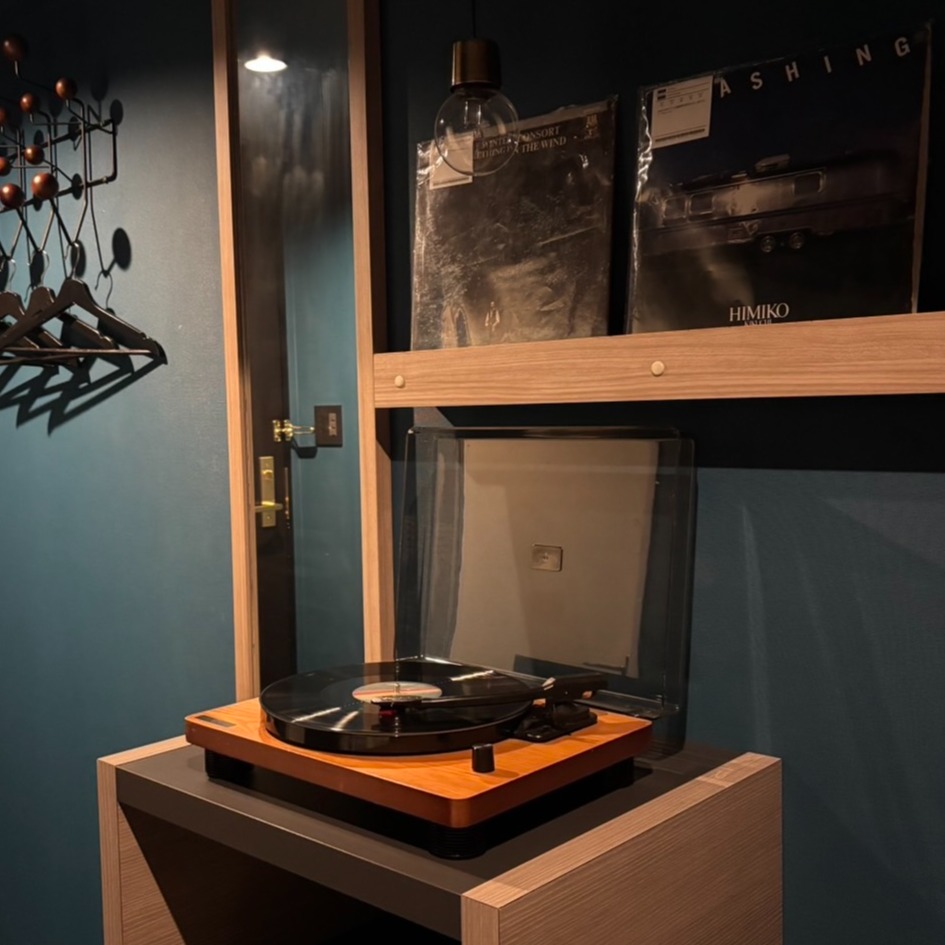 【大阪住宿】設計旅店「HOTEL SHE, OSAKA 」精巧、質感、 復古,還有黑膠可聽!去環球影城超方便