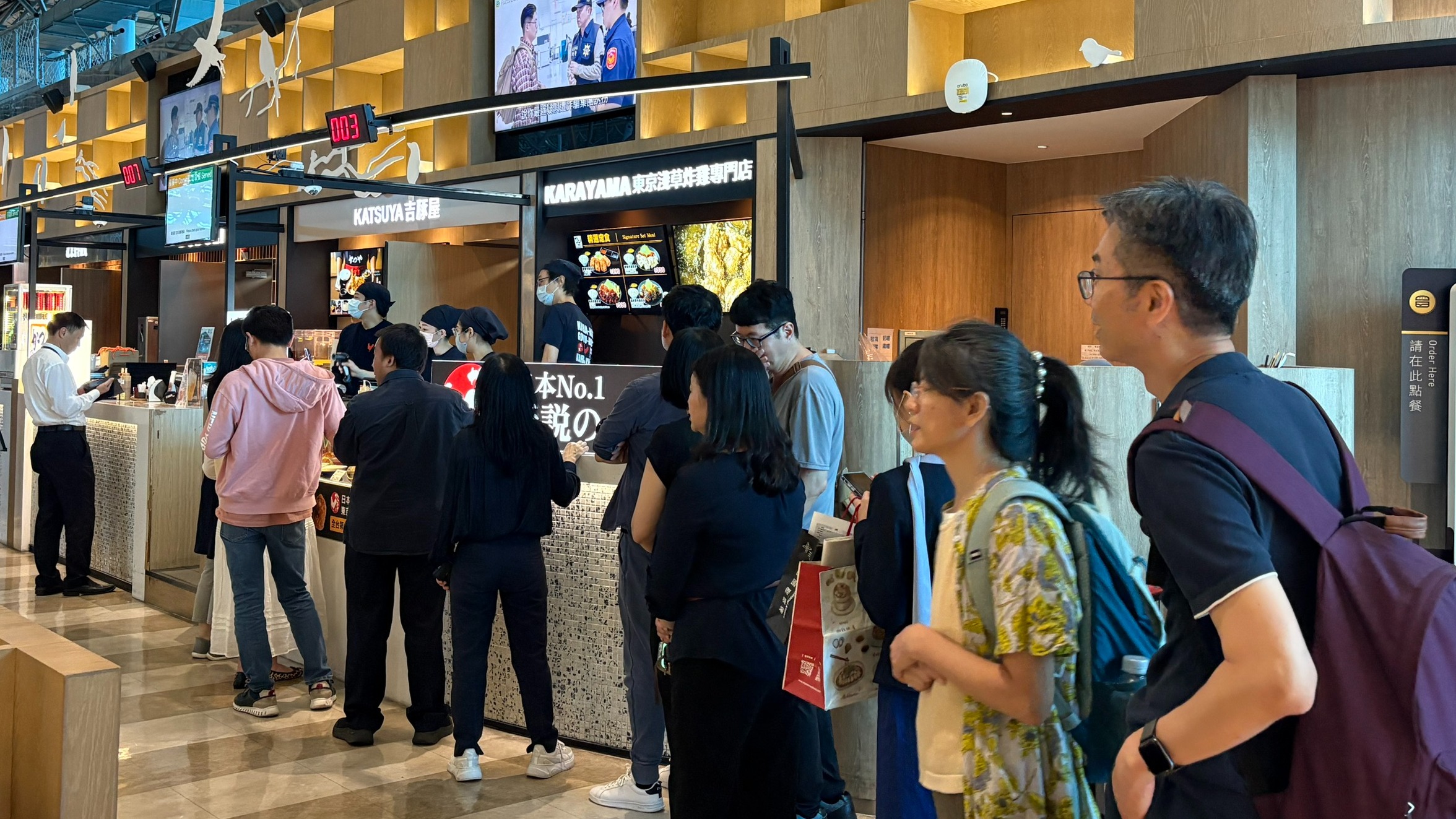 日本最大炸雞品牌「KARAYAMA」登台！桃園機場開幕首日超越預期 排隊人潮爆棚