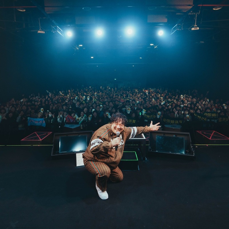 【現場報導】岡崎體育台北專場笑聲不斷！自嘲不如曾敬驊帥，喊話想跟血肉果汁機當朋友