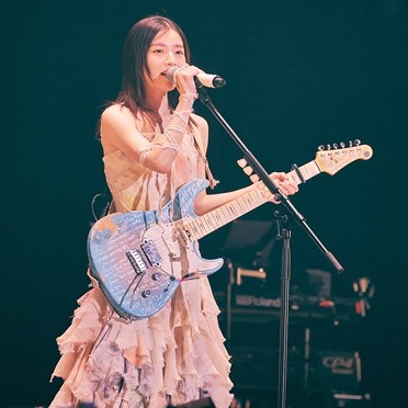 milet首場ARENA演唱會以全白褲裝帥氣登場！出道5周年以全新演出內容迎接挑戰