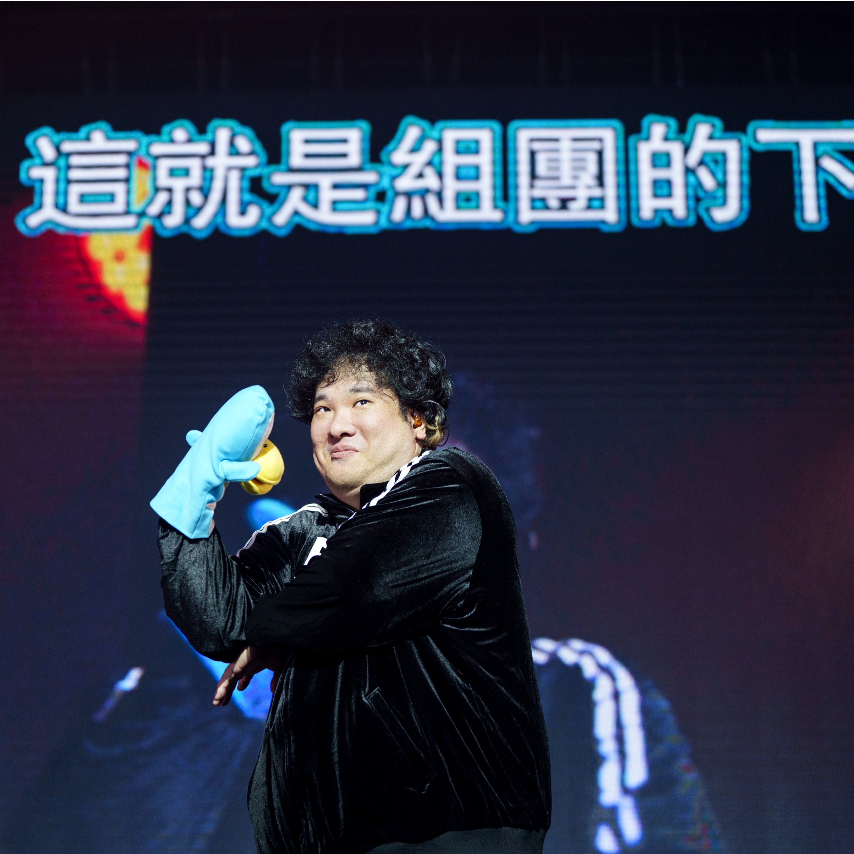 大港開唱完美落幕!廣末涼子身著紅色紗裙獻唱懷舊金曲,岡崎體育演出強碰血肉果汁機,幽默玩梗寫進歌詞