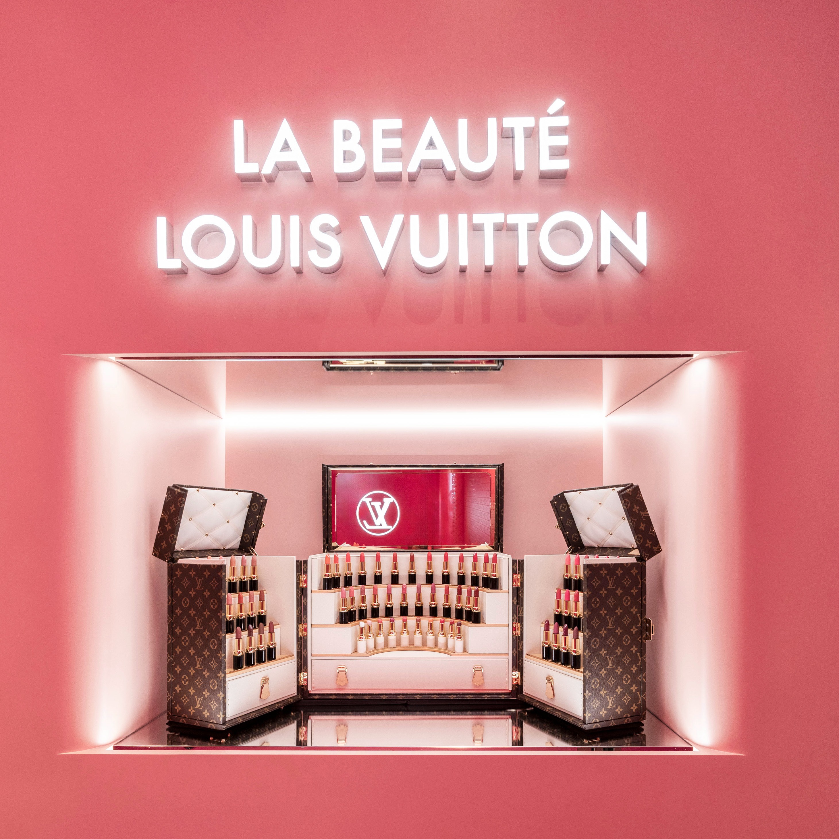 LV全台首間「彩妝實驗沙龍」開幕！專屬沙龍空間預約式妝、科技相機換妝試色、LV拍貼機亮點一次看！