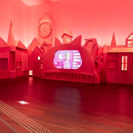 隈研吾新作「魔法文學館」將於11月3日開館,草莓色夢幻圖書館收藏上萬童書,一同探索《魔女宅急便》作者角野榮子的世界!