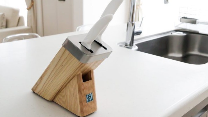 日本主婦大推廚房好物，德國雙人「自磨刀座組」在取放刀具時順便幫你磨刀！