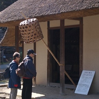 這天日本人會在門口高高掛上竹籠？新年後的特別習俗「事八日」介紹