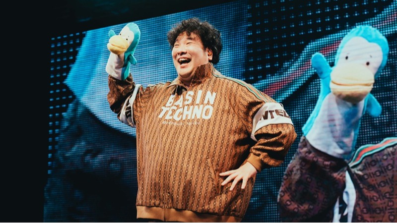 【現場報導】岡崎體育台北專場笑聲不斷！自嘲不如曾敬驊帥，喊話想跟血肉果汁機當朋友