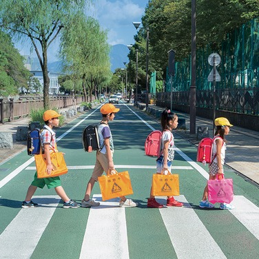 這個包包靜岡小學生才能擁有？地區限定的「過馬路注意包包」掀議題，其源自老爸的愛？