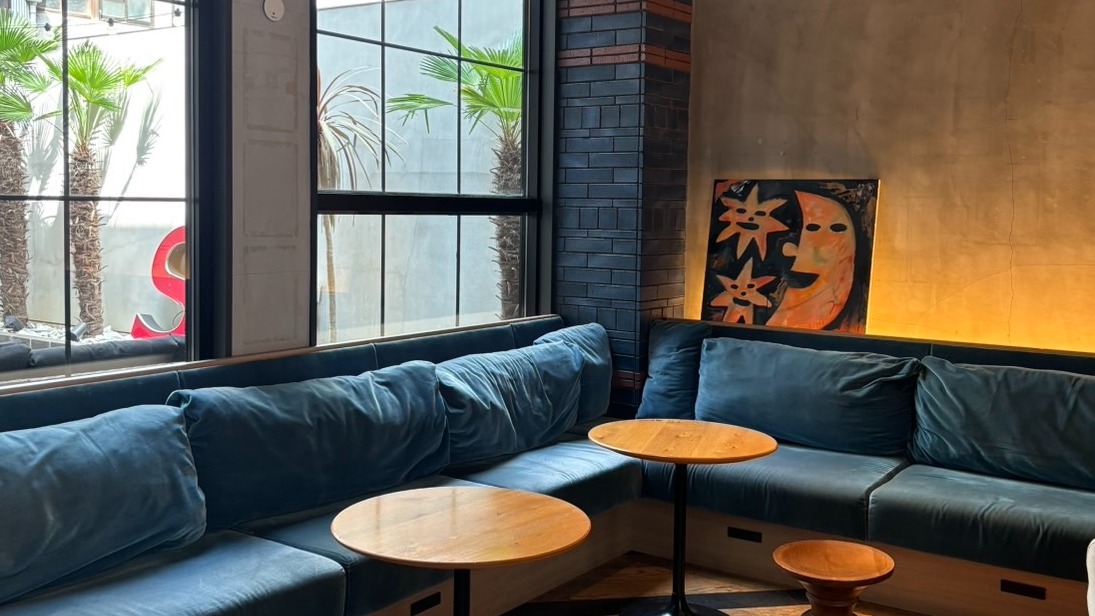 【大阪住宿】設計旅店「HOTEL SHE, OSAKA 」精巧、質感、 復古，還有黑膠可聽！去環球影城超方便