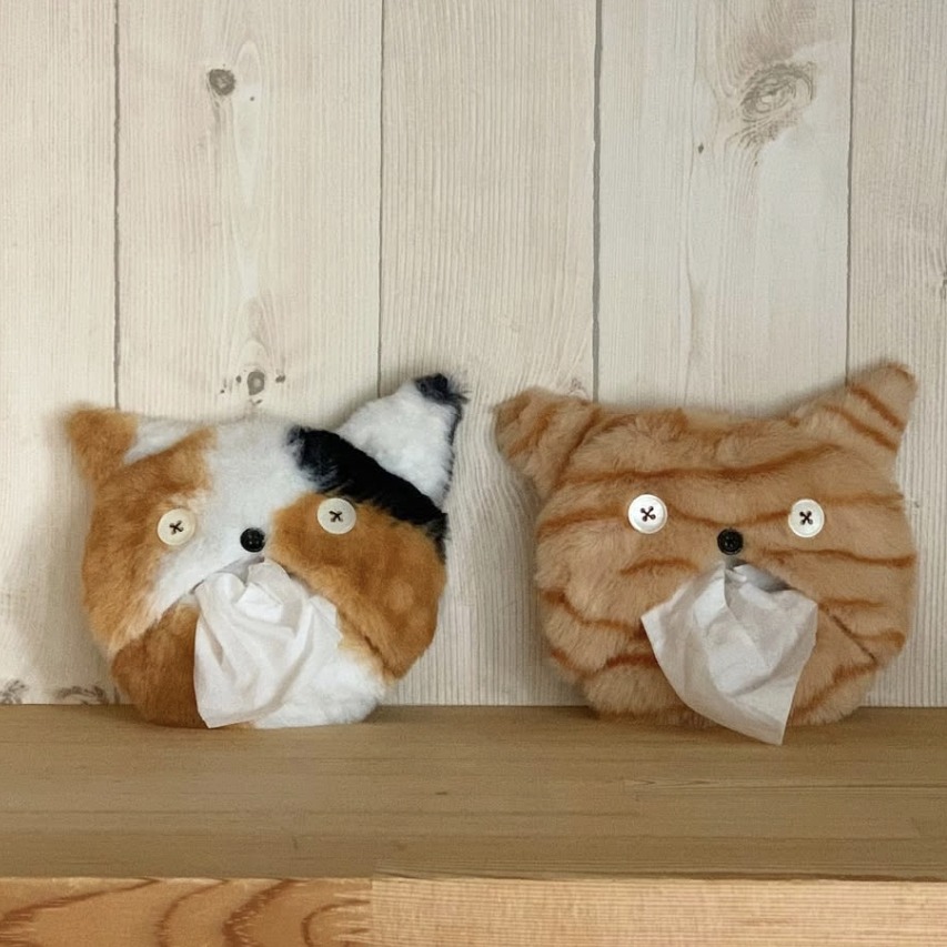 愛貓裁縫設計師的品牌「un peu」，花色豐富多樣的可愛貓咪面紙套，從貓嘴吐出面紙的可愛設計