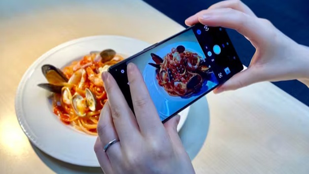 為什麼日本的手機一定要有拍照聲呢？全都因為一個男人的犯行造成的？