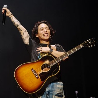 【現場報導】奇蹟歌手優里攻蛋首日熱唱 21 首歌！從街頭唱進大舞台，滿場歡呼讓他感動喊：「想搬來台北！」