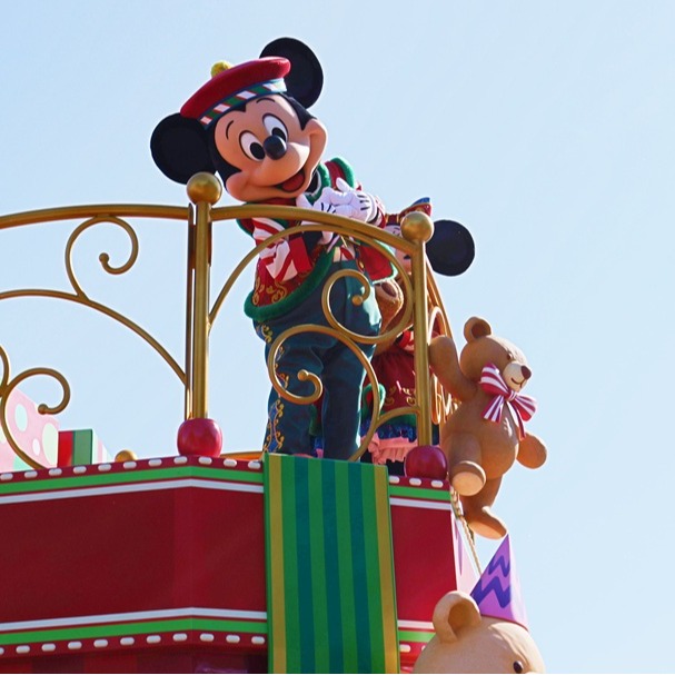 2025 年「迪士尼聖誕節」樂園篇!米奇與好友帶領玩具們歡樂遊行,限定周邊也不可錯過