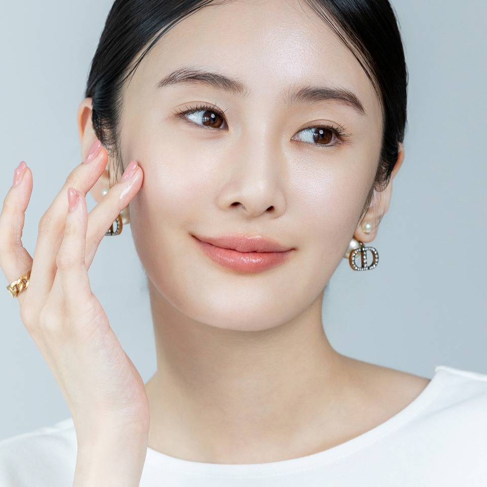 日妞瘋傳「一擦二拍三濕敷」！5 分鐘懶人保養公式：養出透明感澎潤肌，熬夜也能有膠原光