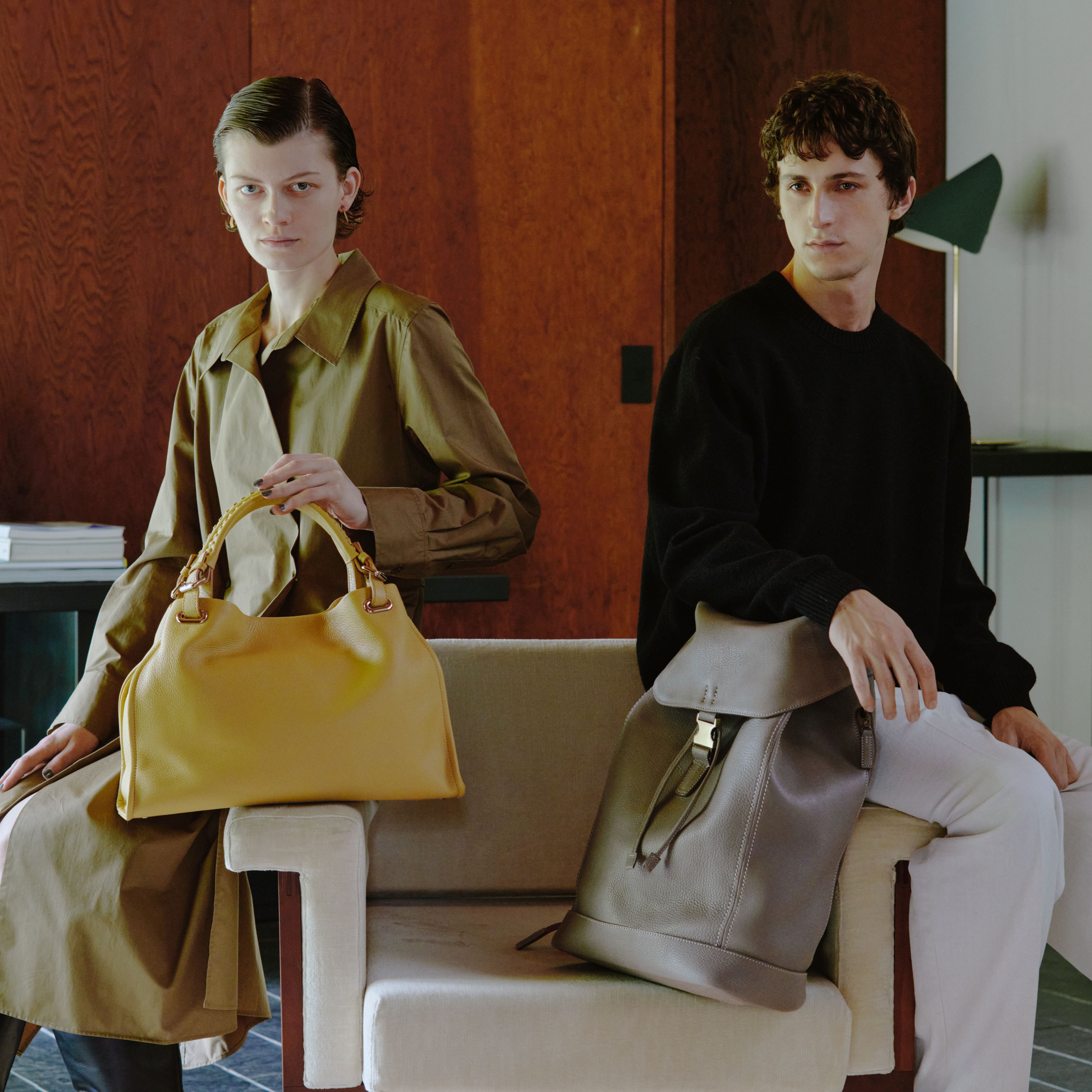 土屋鞄製造所砂金黃＆暮光暖灰色系列登場，皮夾與單肩包限定色秋日上市