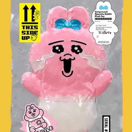 「Opanchu Usagi」最新景品登場！被真空壓縮袋壓得扁扁的褲褲兔娃娃可憐又惹人愛！