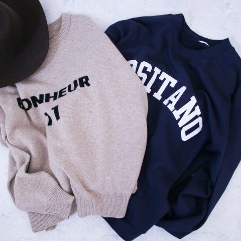 秋冬必備「LOGO 單品」上衣！這一季該怎麼穿搭出成熟味道？