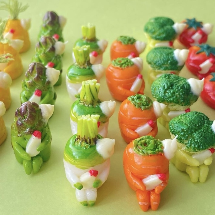 蔬菜排排坐超級療癒，黏土作家「おけまる。」所帶來的食物擬人黏土模型