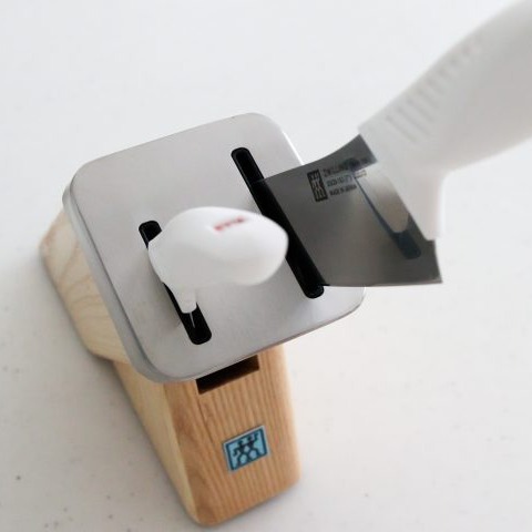 日本主婦大推廚房好物，德國雙人「自磨刀座組」在取放刀具時順便幫你磨刀！